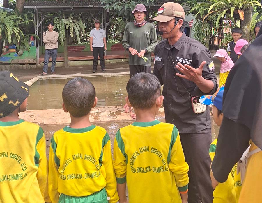 Pemandu memberi penjelasan edukasi alam